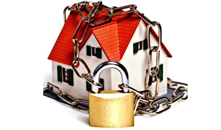 Hoensbroekse woning met ketting en hangslot erbij Hoensbroekse woning met ketting en hangslot erbij